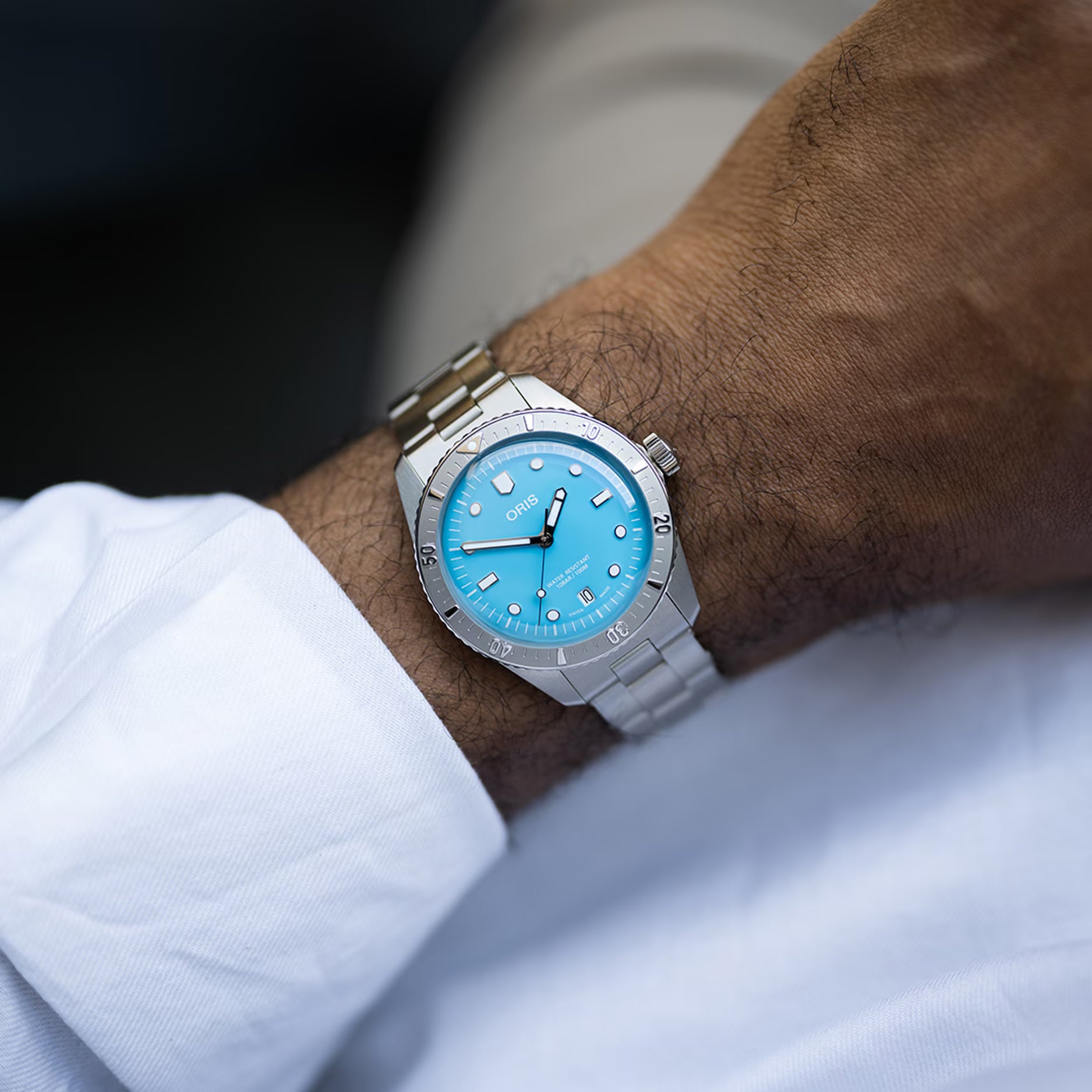 Oris Divers Sixty-Five Cotton Candy Unisex 01 733 7771 4055-07 8 19 18 horloge 38mm met turquoise wijzerplaat en roestvrijstalen band, gedragen om pols. Luxe Swiss Made heren horloge voor dames en heren.