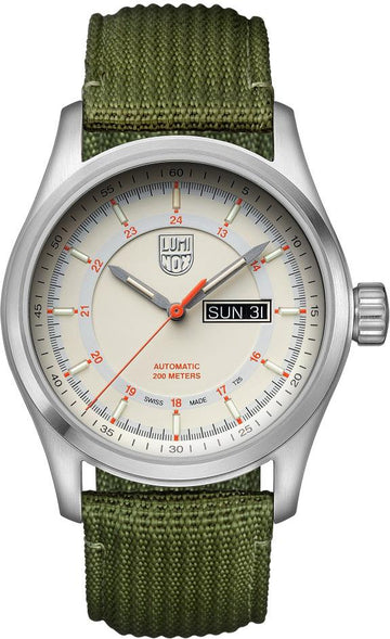 Luminox xl 1907 nf Atacama Field Automatic Herenhorloge 45mm met beige wijzerplaat, groene nylon band en dag-datum aanduiding. Swiss Made horloge voor heren, waterdicht tot 200 meter.