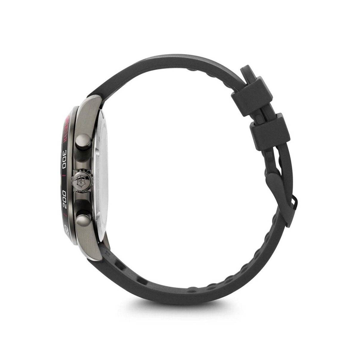 Zijaanzicht van de 42mm Victorinox Horloge Chronograph met zwarte siliconen band en roestvrijstalen kast. Swiss Made herenhorloge met sportieve uitstraling.