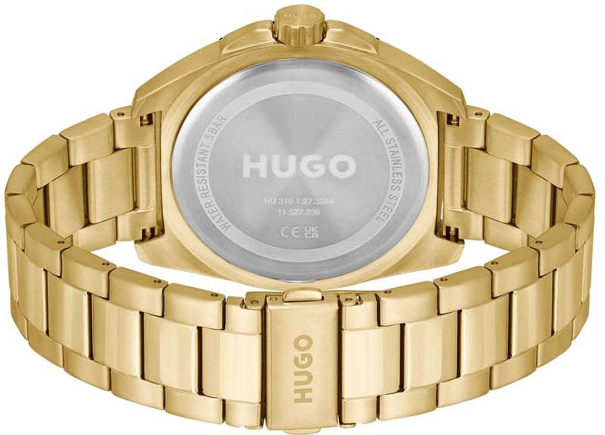Achterkant van het Hugo Boss Orange horloge HU1530304 44mm heren, met goudkleurige roestvrijstalen schakelband en gegraveerde HUGO sluiting.