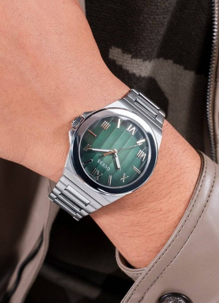 Guess Dress Herenhorloge - Groen 44mm met sunburst wijzerplaat en zilverkleurige band, gedragen om pols. KW quartz uurwerk en 3 ATM waterbestendig.