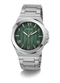 Guess Dress herenhorloge groen 44mm met sunburst wijzerplaat en zilverkleurige band. Duurzaam design met recycled stalen kast en 3 ATM waterdichtheid.