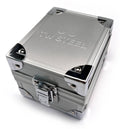 Luxe metalen horlogedoos van TW Steel voor het TW Steel CS112 45mm Canteen horloge. Robuuste opbergdoos met zilverkleurige afwerking en logo.
