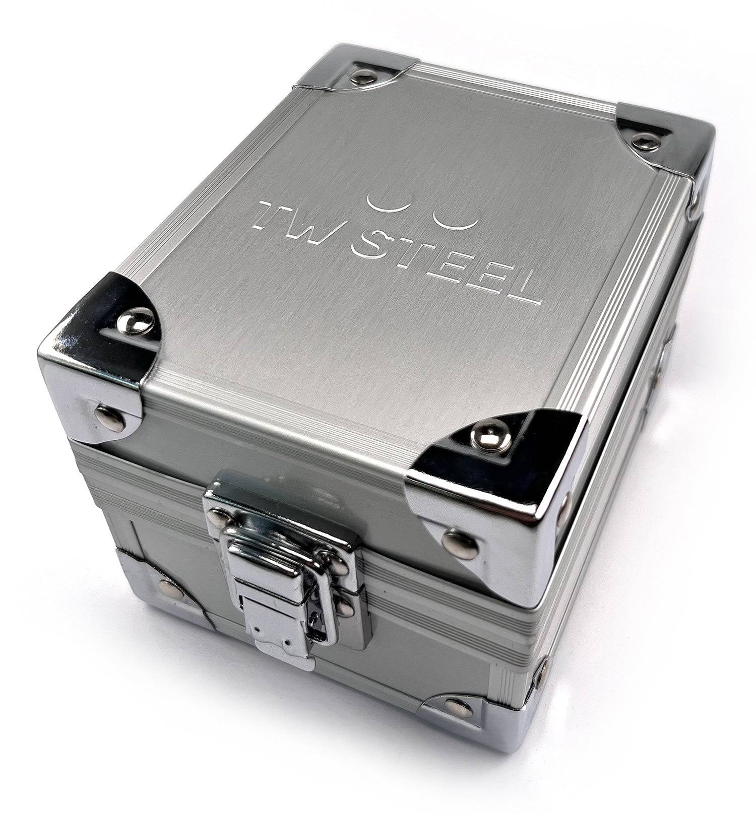 Luxe metalen horlogedoos van TW Steel voor het TW Steel CS112 45mm Canteen horloge. Robuuste opbergdoos met zilverkleurige afwerking en logo.