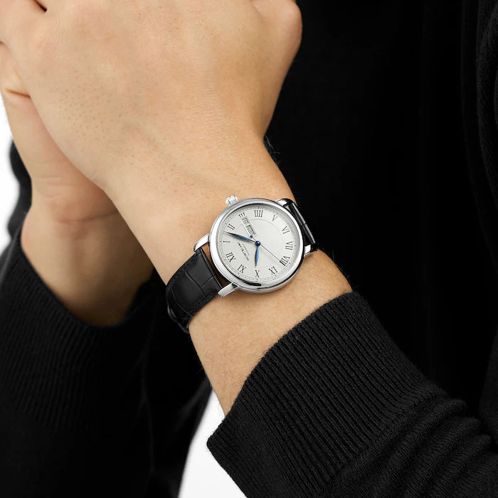 Montblanc Star Legacy Automatic ref: 128686 39mm herenhorloge met zilveren wijzerplaat, Romeinse cijfers en zwarte lederen band om pols gedragen. Luxe Swiss Made horloge voor stijlvolle heren.