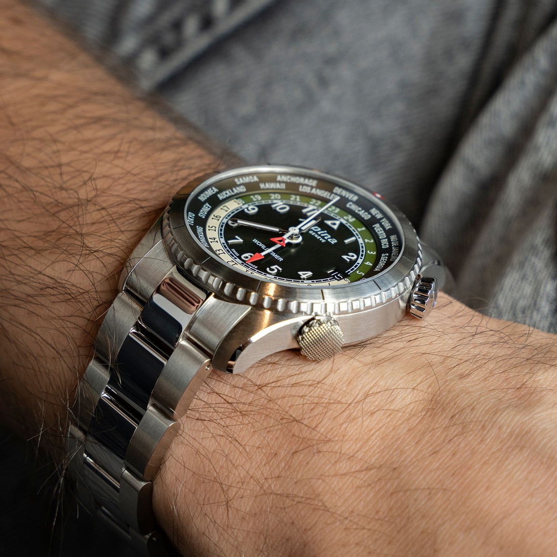 Alpina Startimer AL-255GR4S26B Pilot Worldtimer herenhorloge 41mm met roestvrijstalen band, groene wijzerplaat en wereldtijdfunctie.