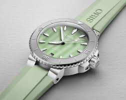 Oris Dameshorloge 36,5 mm met mintgroene wijzerplaat en siliconen band. Stijlvolle Zwitserse tijdwaarneming voor moderne vrouwen.