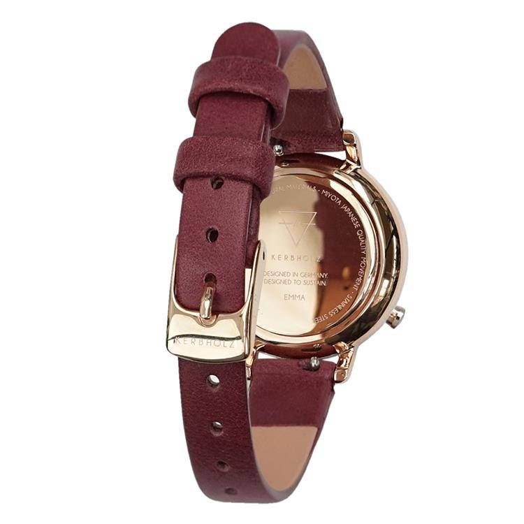 Achterzijde van de Kerbholz Emma 4251240411675 Walnoothout Dameshorloge XL 30mm met gegraveerde kast en verstelbare bordeauxrode leren band.