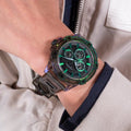 Guess Trend King Herenhorloge XL 48mm met transparante kast en groene accenten, gedragen om de pols voor een moderne look.