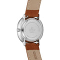 Achterzijde van Obaku Denmark Herenhorloge 44mm V193GM CBRB met roestvrijstalen kast en leren band, toont waterbestendigheid en ontwerpdetails.