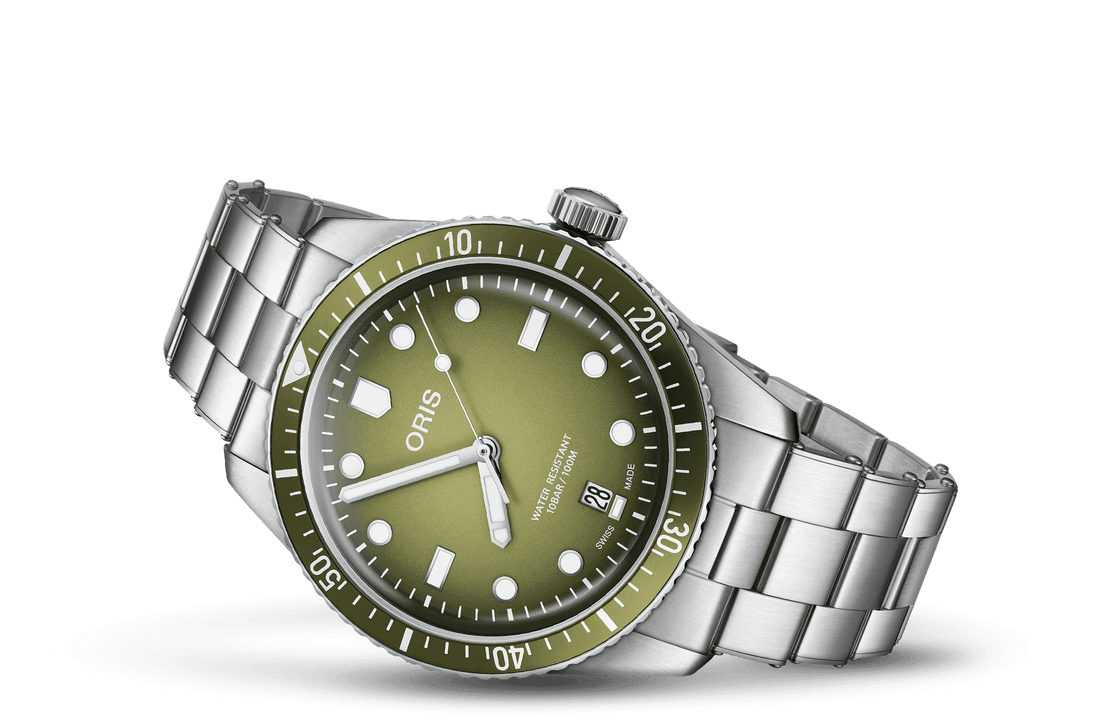 Oris Divers Sixty-Five Date Automatic herenhorloge 40mm met olijfgroene wijzerplaat en roestvrijstalen schakelband, Swiss Made duikhorloge.