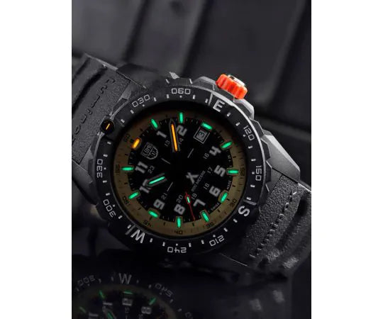 Luminox XB.3731 Bear Grylls Mountain Herenhorloge 43mm met zwarte rubberen band, kompasring en duurzame wijzerplaat, ideaal voor avonturiers.