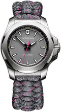 Victorinox dameshorloge 37mm 20 ATM met grijze wijzerplaat en paracord band met roze accenten, ideaal voor outdoor en dagelijks gebruik.