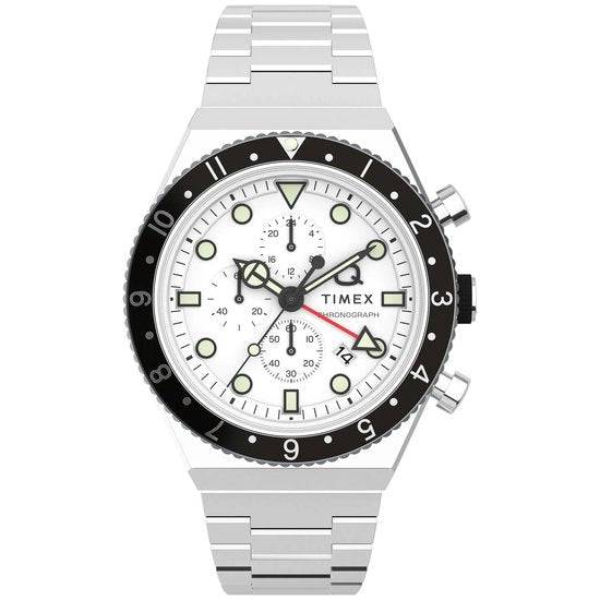 Timex Q GMT Chrono Herenhorloge 40mm met witte wijzerplaat, zwarte bezel en roestvrijstalen band, ideaal voor stijlvolle heren.