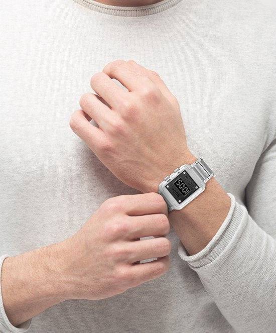 Hugo Boss Orange Thrive HU1530356 herenhorloge 30x40mm met digitale display en zilverkleurige metalen band, gedragen om pols. Modern design voor heren.
