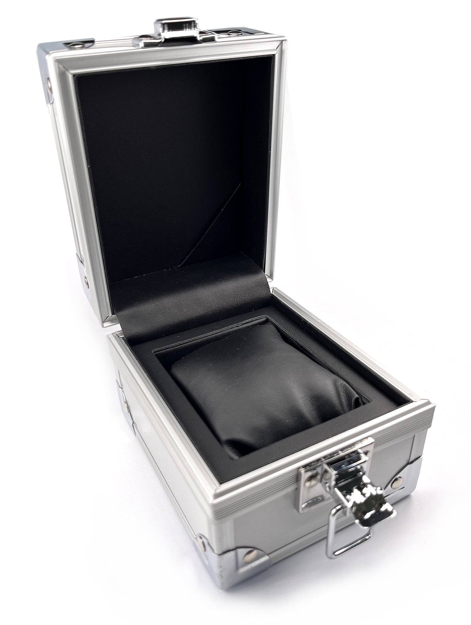 Luxe zilverkleurige horlogedoos met zwart interieur voor TW Steel CS111 Canteen Herenhorloge 45 mm, ideaal voor stijlvolle presentatie en bescherming.