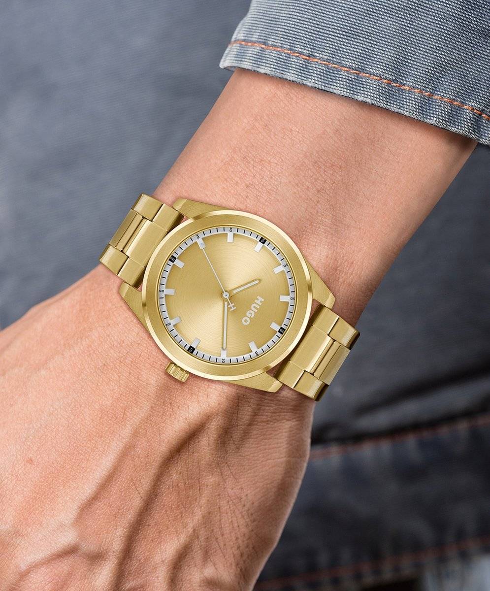 Hugo Boss Orange Bright HU1530354 herenhorloge 42mm met goudkleurige roestvrijstalen band en minimalistisch design. Stijlvol accessoire voor heren.