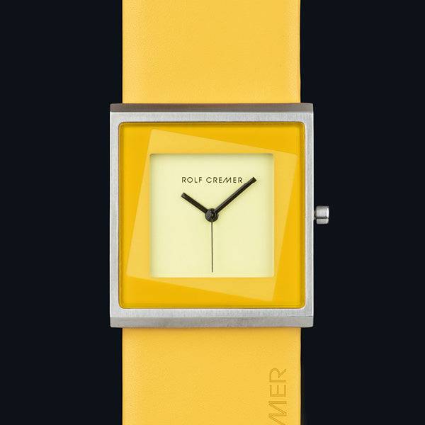 Rolf Cremer dameshorloge Yess 507205 34mm met vierkante gele wijzerplaat en brede gele band. Elegante stijl voor moderne vrouwen.