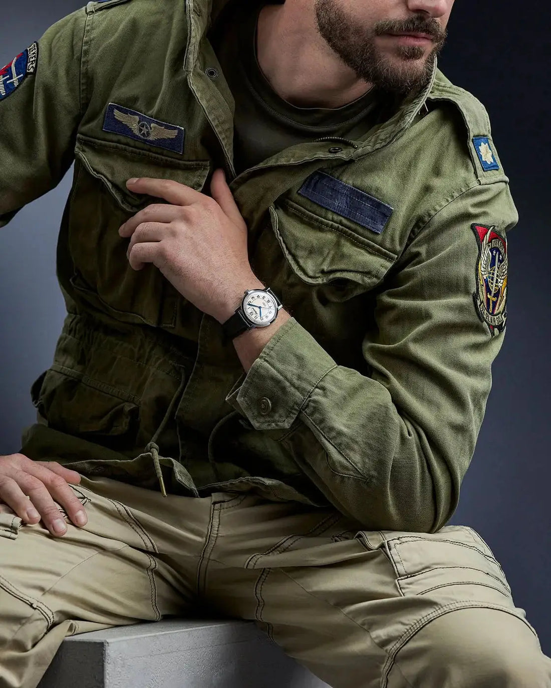 Alpina Heritage Automatic AL-520BG3SH6 heren horloge met beige wijzerplaat, blauwe wijzers en zwart leren bandje, Swiss Made kwaliteit.