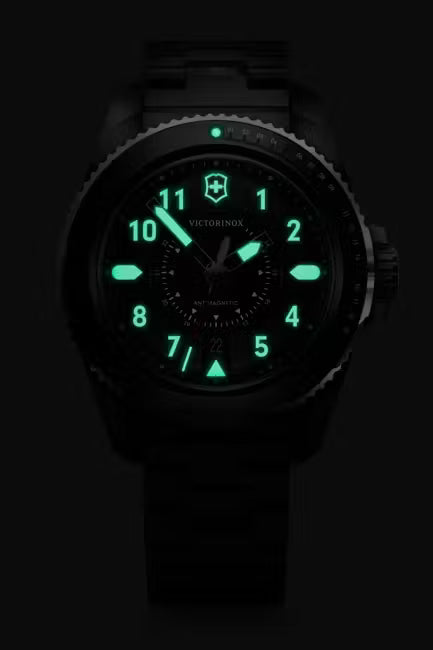 Victorinox Herenhorloge 1884 43mm 20 ATM met oplichtende wijzers en cijfers, ideaal voor duiken en outdoor avonturen in het donker.