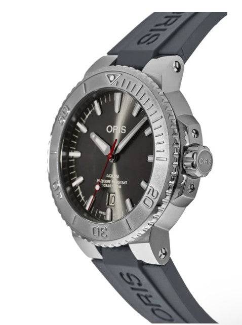 Oris Aquis Date Grijs Herenhorloge 43,5mm met grijze wijzerplaat, roestvrijstalen kast en zwarte rubberen band. Swiss Made duikhorloge voor heren.