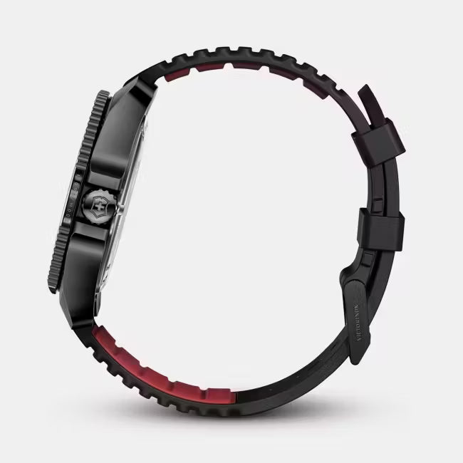 Zijaanzicht van de Victorinox Journey 1884 Herenhorloge 241982 met zwarte kast en sportieve siliconen band, 43mm en waterdicht tot 20 ATM.