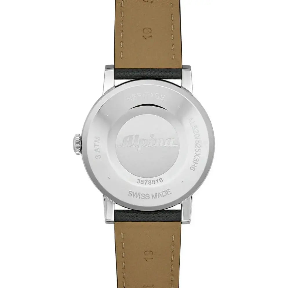 Achterzijde van de Alpina Heritage Automatic AL-520BG3SH6 heren horloge met zichtbare gravure en Swiss Made markering, lederen band bevestigd.