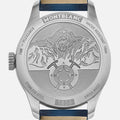 Achterkant van de Montblanc 1858 Automatic 126758 Herenhorloge 40mm met gegraveerd bergmotief en kompas, Swiss Made en waterdicht tot 10 bar.