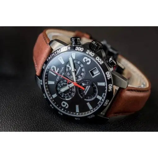 Certina DS Podium Herenhorloge 42mm met zwart chronograafdesign en bruine lederen band, Swiss Made kwaliteit voor stijlvolle heren.