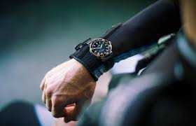 Oris Aquis Datum Zwarte Band Herenhorloge 43,5mm gedragen om pols tijdens duikactiviteit. Luxe duikhorloge met sportieve uitstraling.