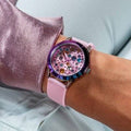 Guess Mini Wonderlust Horloge 34mm - GW0678L3 met roze siliconen band en kleurrijke wijzerplaat, gedragen om een damespols. Perfect dames horloge voor modebewuste gelegenheden.