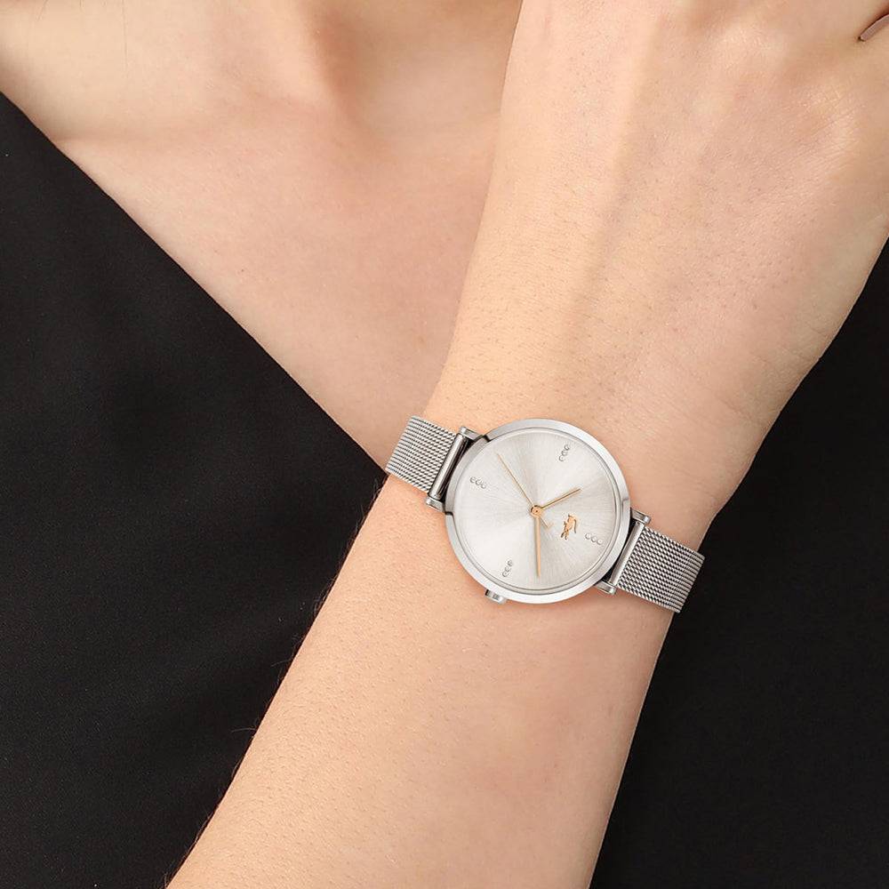 Lacoste Dameshorloge 32mm - Geneva met zilverkleurige mesh band en minimalistisch design, gedragen om een pols. Elegant dameshorloge voor elke outfit.