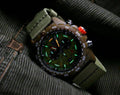 Luminox Bear Grylls Survival ECO Master Sustainable Outdoor Watch XB.3757 ECO 45mm met groene wijzerplaat en lichtgevende wijzers, heren horloge op groene stoffen band. Ideaal voor outdoor avonturen en duurzaam gebruik.