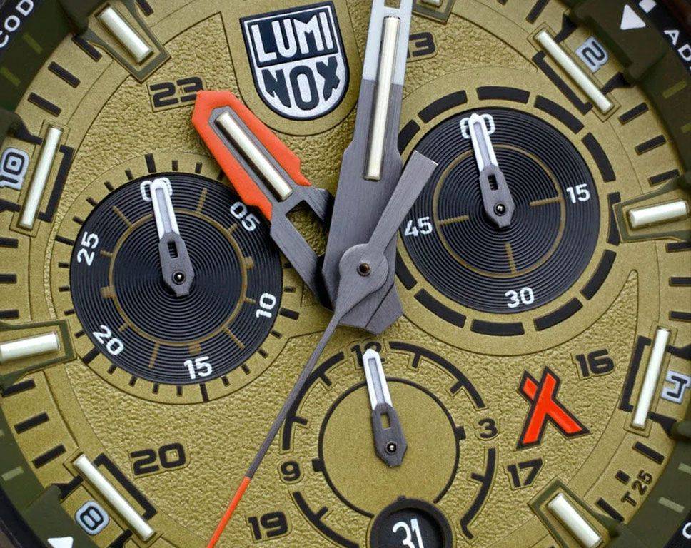 Close-up van de wijzerplaat van de Luminox Bear Grylls Survival ECO Master Sustainable Outdoor Watch XB.3757 ECO 45mm herenhorloge. Gedetailleerde chronograaf met Zwitsers uurwerk en duurzame afwerking, ideaal voor outdoor avonturen.