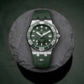 Aikon Automatic Venturer - Maurice Lacroix herenhorloge 43mm met groene wijzerplaat en rubberen band, waterdicht tot 30 ATM.