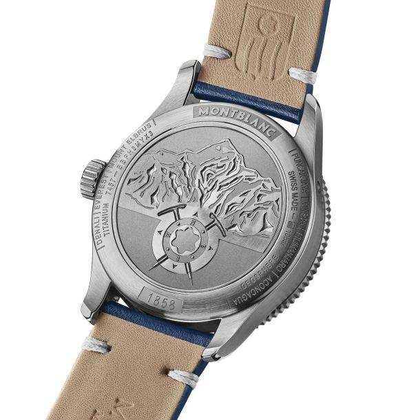 Achterzijde van de Montblanc 1858 Geosphere Automatic ref: 125565 Titanium Herenhorloge 42mm met gegraveerde bergtoppen en wereldkaartdesign.
