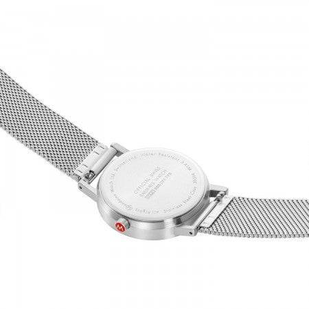 Achterkant van de Mondaine Classic Spoorweg Horloge 36mm M660.30314.60SBJ met roestvrijstalen mesh band en Swiss Made gravure. Dames horloge met tijdloos design.