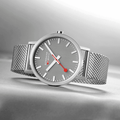 Mondaine Classic Spoorweg Horloge 40mm M660.30360.80SBJ met grijze wijzerplaat, rood secondewijzer en roestvrijstalen mesh band. Swiss Made heren horloge.