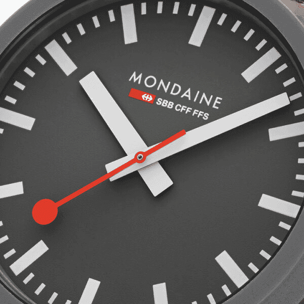 Mondaine Herenhorloge - 41mm MS141180LH uit de SBB Essence collectie met zwart wijzerplaat en rode secondewijzer. Zwitsers design voor heren.
