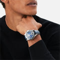 Montblanc 1858 Geosphere Automatic ref: 125565 Titanium Herenhorloge 42mm gedragen om de pols van een man, met blauwe wijzerplaat en leren band. Luxe Swiss Made horloge voor heren in de categorie sieraden en horloges.
