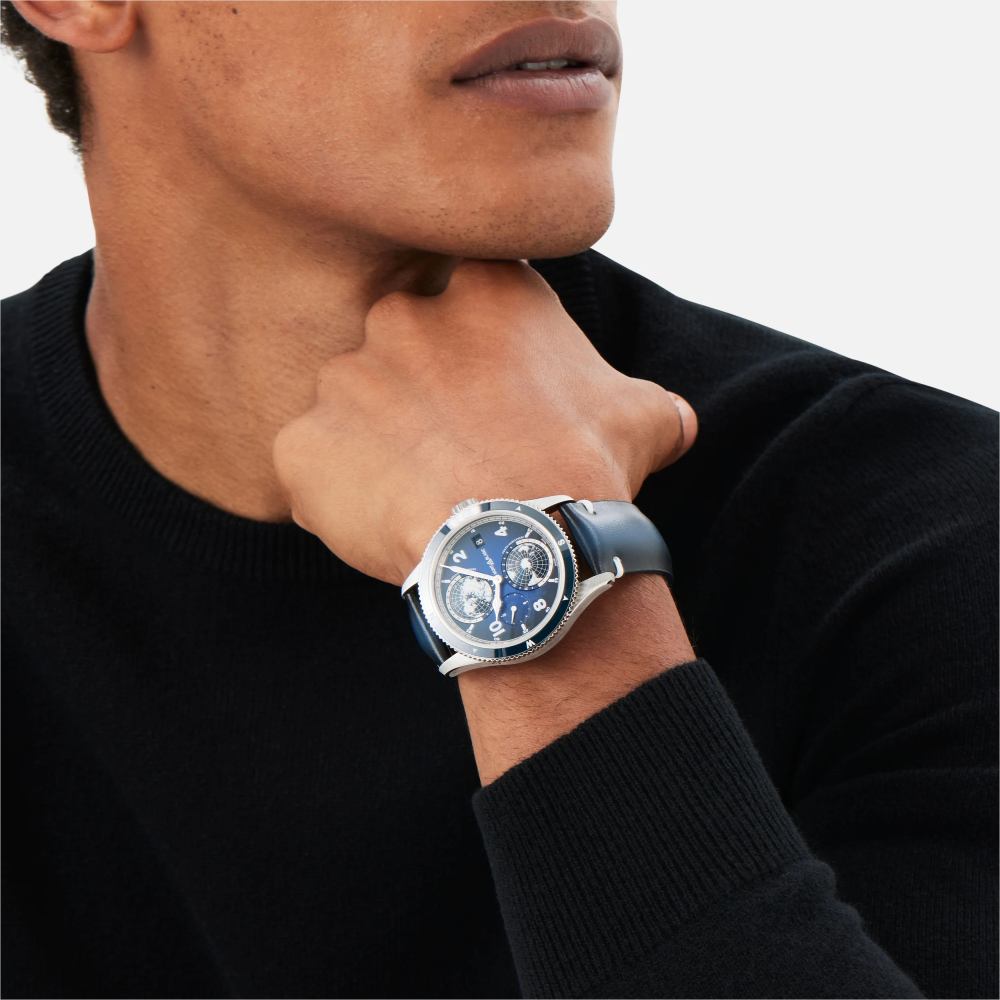 Montblanc 1858 Geosphere Automatic ref: 125565 Titanium Herenhorloge 42mm gedragen om de pols van een man, met blauwe wijzerplaat en leren band. Luxe Swiss Made horloge voor heren in de categorie sieraden en horloges.