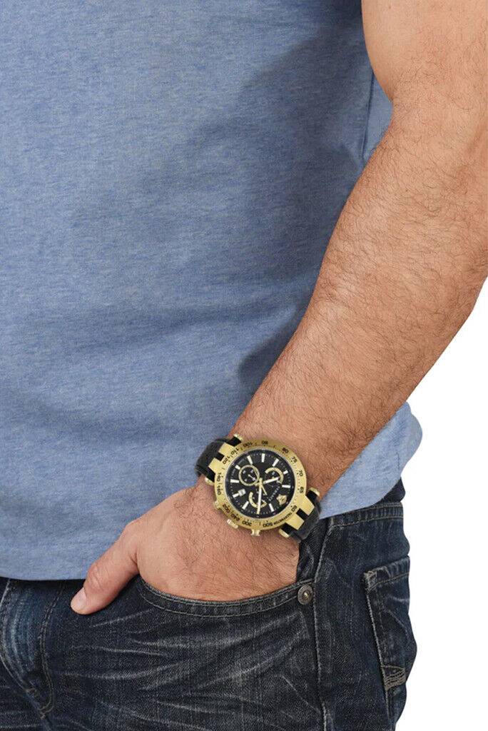 Versace Herenhorloge VEJB004/22 - Swiss Chronograaf met goudkleurige kast en zwarte band, gedragen om pols van man in casual outfit.