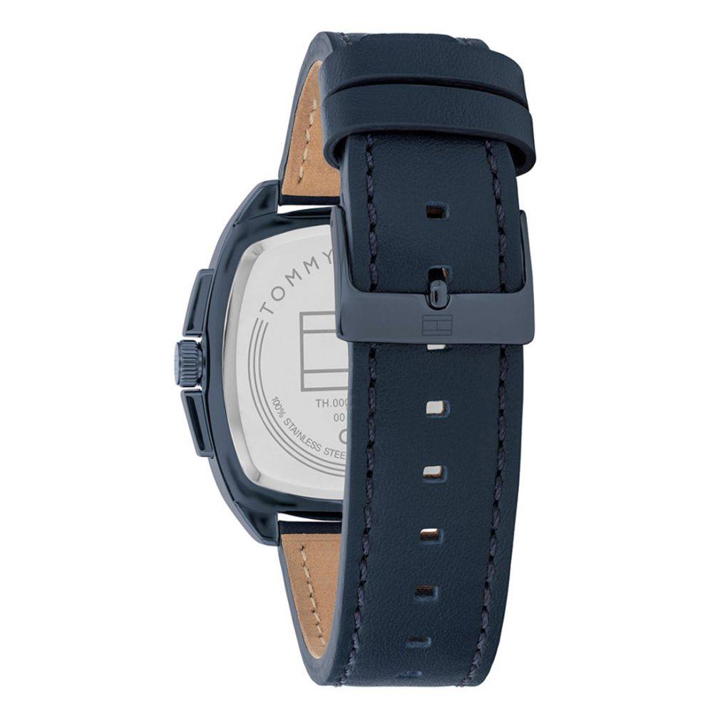 Achteraanzicht van de Tommy Hilfiger TH1710558 APOLLO herenhorloge 41mm met blauwe leren band en roestvrijstalen sluiting. Stijlvol accessoire voor heren.
