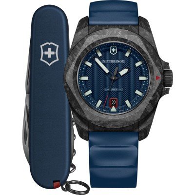 Victorinox I.N.O.X. herenhorloge 242022.1 met 43mm kast, blauwe wijzerplaat en rubberen band, geleverd als set met bijpassend Zwitsers zakmes.