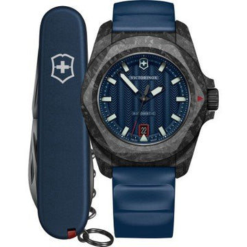 Victorinox I.N.O.X. herenhorloge 242022.1 met 43mm kast, blauwe wijzerplaat en rubberen band, geleverd als set met bijpassend Zwitsers zakmes.