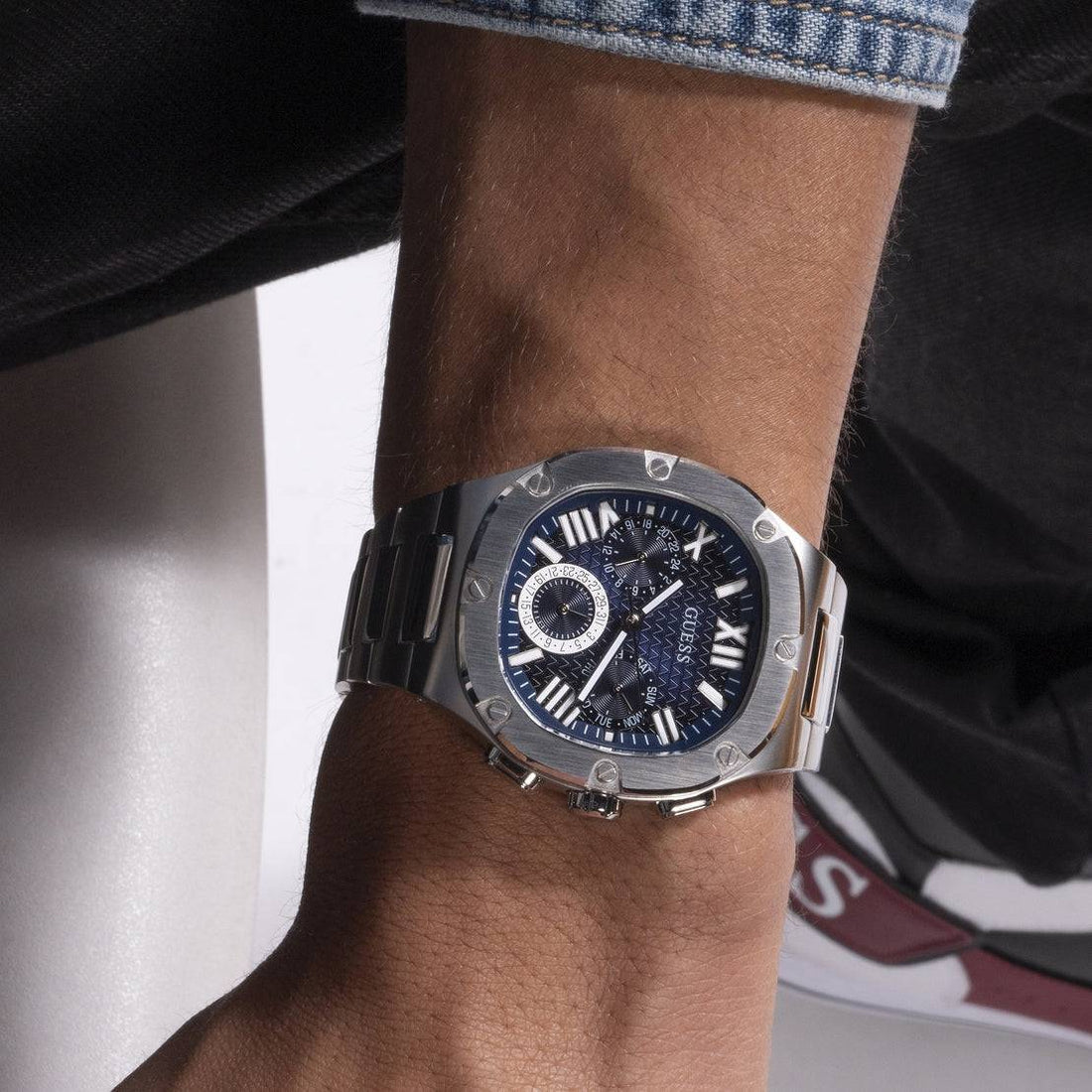 Guess Watches GW0572G1 Headline Herenhorloge 42mm met blauwe ombré wijzerplaat en roestvrijstalen band, stijlvol en modern design.