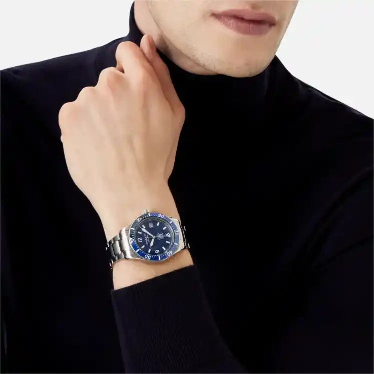 Montblanc 1858 Iced Sea Automatic Date ref: 129369 herenhorloge 41mm met blauwe wijzerplaat en roestvrijstalen band, gedragen bij een zwarte coltrui.