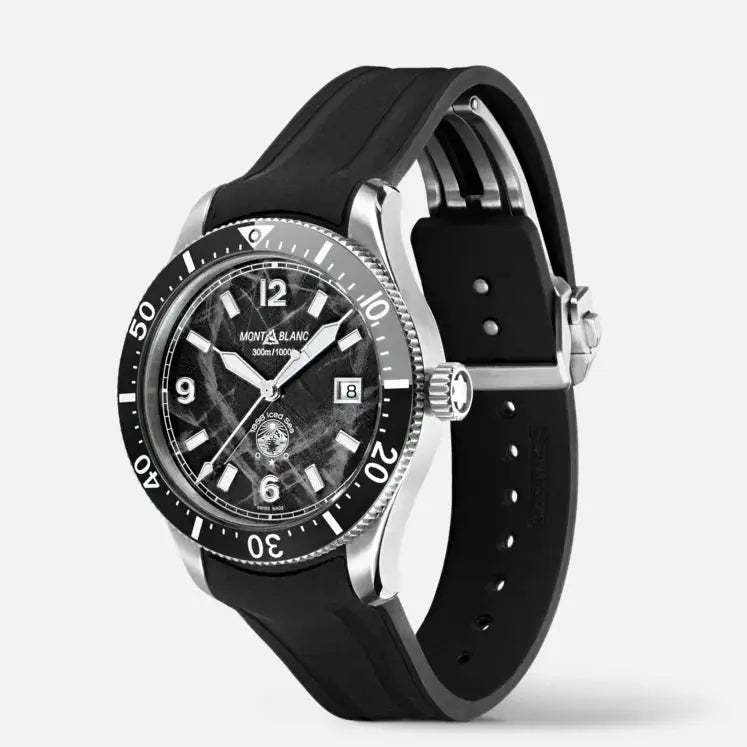Montblanc 1858 Iced Sea Automatic Date ref:129372 herenhorloge 41mm met zwarte wijzerplaat, duikring en rubberen band. Swiss Made luxe horloge.