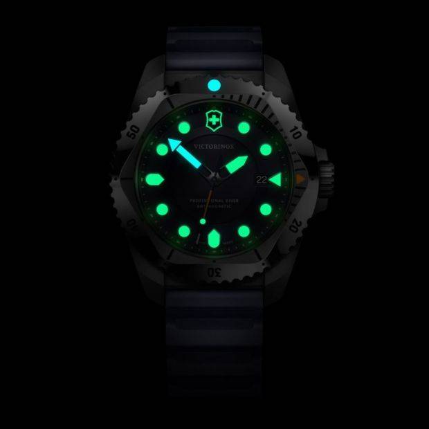 Victorinox Dive Pro Herenhorloge 43mm 30 ATM met oplichtende wijzers en uurmarkeringen, ideaal voor duiken in donkere omgevingen.