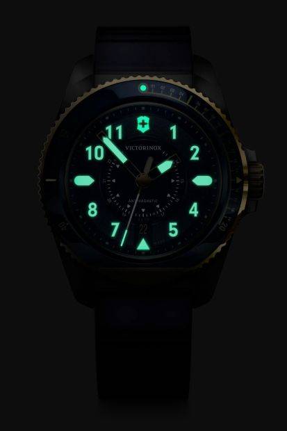 Victorinox Journey 1884 Herenhorloge 242013 43mm 20 ATM met oplichtende wijzers en cijfers, ideaal voor duiken en avontuurlijke activiteiten. Swiss Made duikhorloge met robuuste kast en hoge zichtbaarheid in het donker.